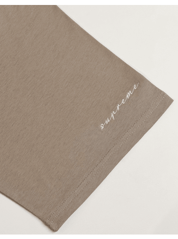 DADA Oversize T Shirt mit Frontstickerei und Ärmelstick in Braun