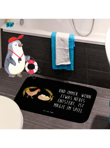 Mr. & Mrs. Panda Badteppich Huhn Stolz mit Spruch in Schwarz