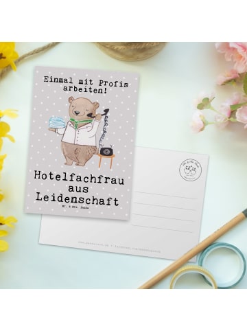 Mr. & Mrs. Panda Postkarte Hotelfachfrau Leidenschaft mit Spruch in Grau Pastell