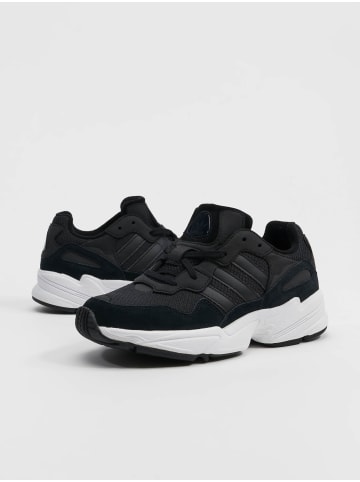 adidas Turnschuhe in core black/footwear white