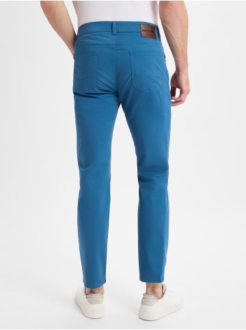 Andrew James Hose in blau