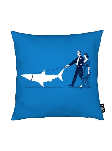 Juniqe Kissen "Walking The Shark" in Blau