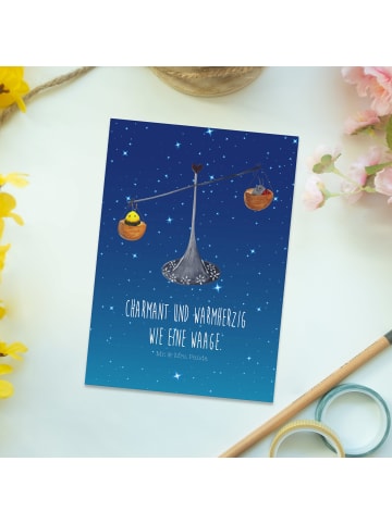 Mr. & Mrs. Panda Postkarte Sternzeichen Waage mit Spruch in Sternenhimmel Blau