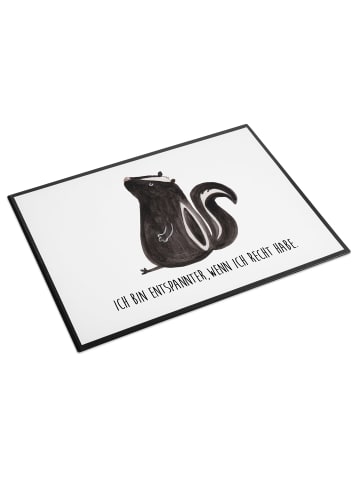 Mr. & Mrs. Panda Schreibtischunterlage Stinktier Sitzen mit Spruch in Weiß
