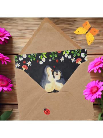 Mr. & Mrs. Panda Einladungskarte Pinguin umarmen mit Spruch in Kreidetafel