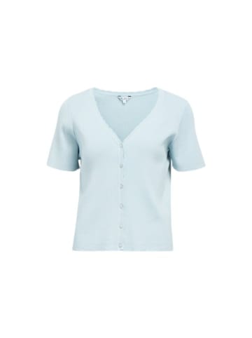 Object Pullover in winter sky