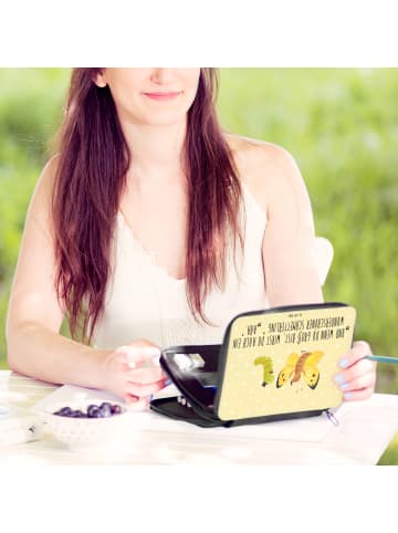 Mr. & Mrs. Panda Federtasche Raupe Schmetterling mit Spruch in Gelb Pastell