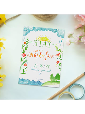 Mr. & Mrs. Panda Ansichtskarte Stay wild & free at heart mit Spruch in Bunt