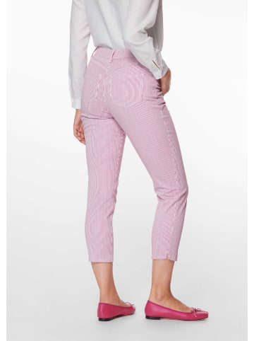 MADELEINE Fein gestreifte Jeans in weiß / leuchtpink