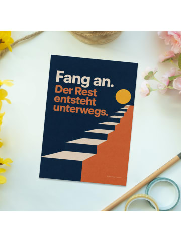Mr. & Mrs. Panda Ansichtskarte Treppe kraftvoll Design mit Spruch in Weiß