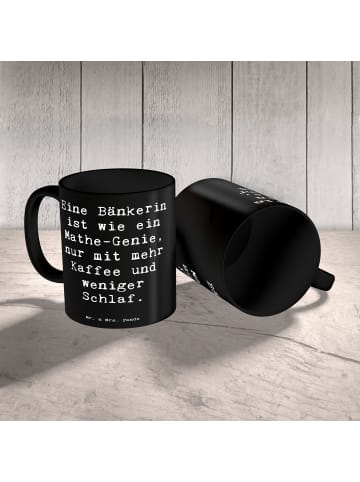 Mr. & Mrs. Panda Teetasse Spruch Bänkerin Genie mit Spruch in Schwarz