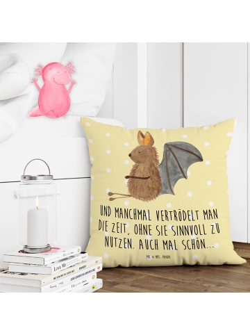 Mr. & Mrs. Panda Kopfkissen Fledermaus Sitzen mit Spruch in Gelb Pastell