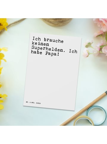 Mr. & Mrs. Panda Postkarte Ich brauche keinen Superhelden.... mi... in Weiß