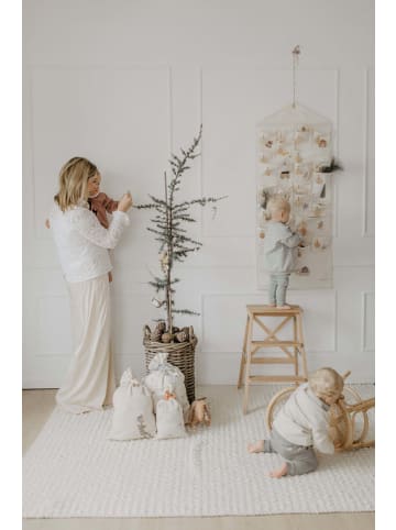 leevje Adventskalender mit gestickten Illustrationen in beige