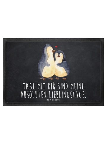 Mr. & Mrs. Panda Fußmatte Pinguin umarmen mit Spruch in Kreidetafel