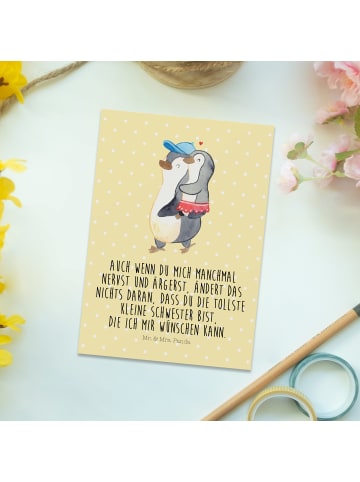 Mr. & Mrs. Panda Postkarte Pinguin Kleine Schwester mit Spruch in Gelb Pastell