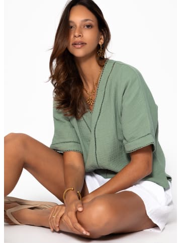 SASSYCLASSY Musselin Bluse mit Spitzeneinsatz in Grün