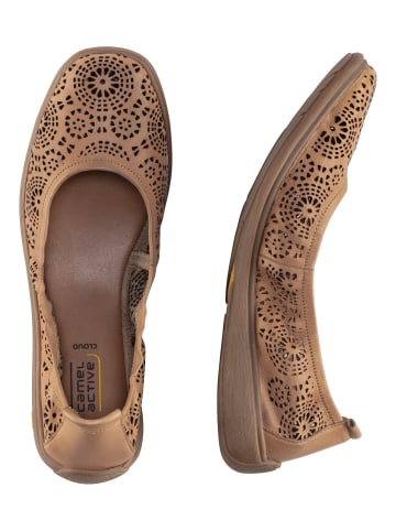 Camel Active Slipper aus Echtleder mit Lochmuster in Sand