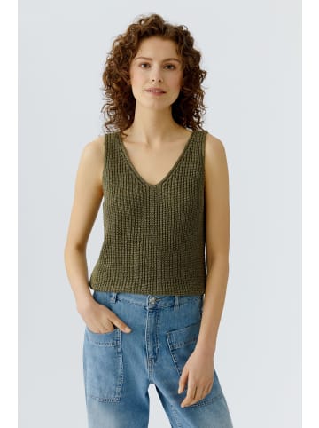 Oui Stricktop in green garden