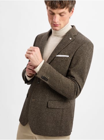 Andrew James Sakko in braun