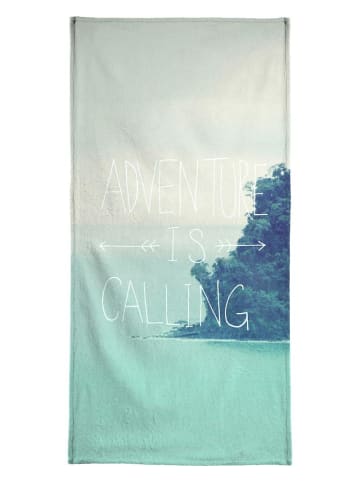 Juniqe Handtuch "Adventure is Calling" in Blau & Cremeweiß