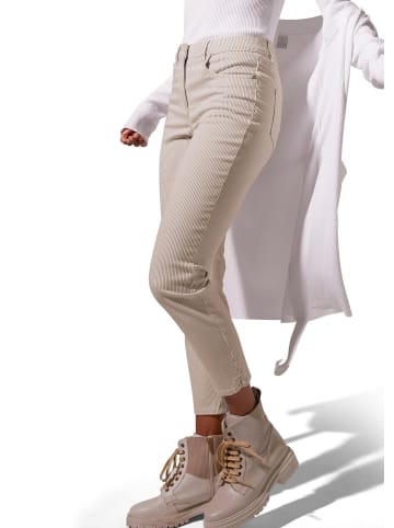 MADELEINE Fein gestreifte Jeans in weiß / helltaupe