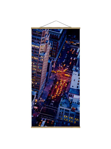 WALLART Stoffbild mit Posterleisten - Manhattans Taxilichter in Blau