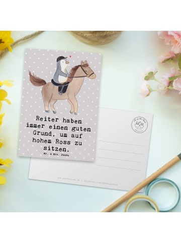 Mr. & Mrs. Panda Postkarte Reitsport Stolz mit Spruch in Grau Pastell
