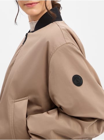 AMBER & JUNE Blouson in taupe