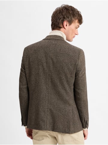 Andrew James Sakko in braun