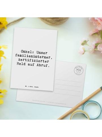 Mr. & Mrs. Panda Postkarte Spruch Onkel-Held mit Spruch in Weiß