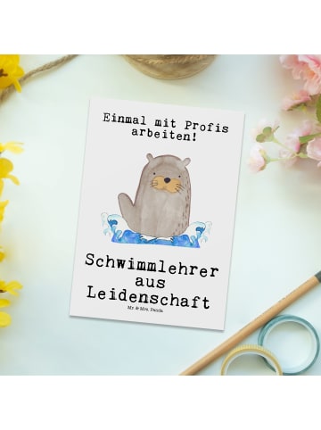 Mr. & Mrs. Panda Ansichtskarte Schwimmlehrer Leidenschaft mit Sp... in Weiß