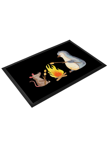 Mr. & Mrs. Panda Schmutzmatte Pinguin Lagerfeuer ohne Spruch in Schwarz