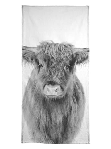 Juniqe Strandtuch "Young Highland Cow Classic" in Schwarz & Weiß