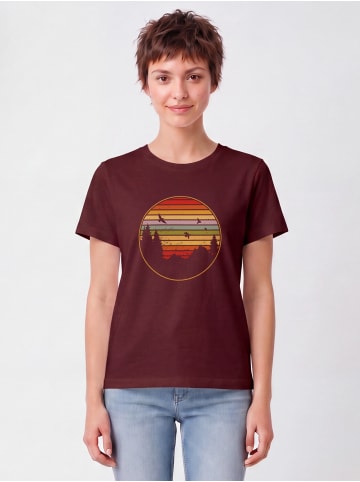wat? Apparel T-Shirt Sunset Berge & Tannen in Weinrot