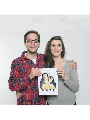 Mr. & Mrs. Panda Plakat Pinguin umarmen ohne Spruch in Weiß
