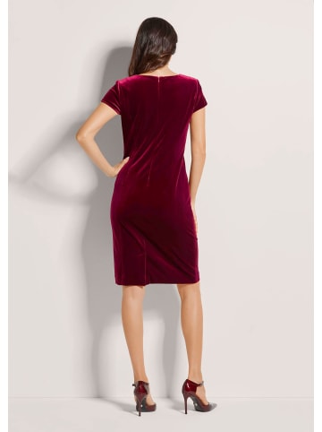 MADELEINE Kurzarm Samtkleid in Midilänge in rubinrot