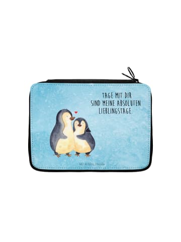 Mr. & Mrs. Panda Federtasche Pinguin umarmen mit Spruch in Eisblau
