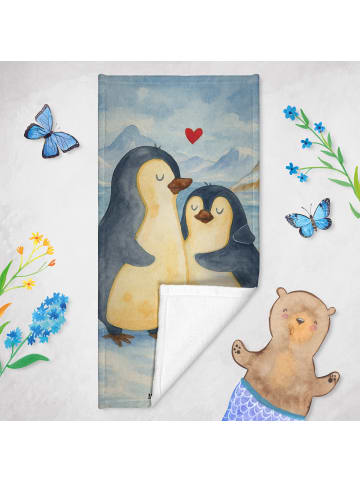 Mr. & Mrs. Panda Sporthandtuch Pinguin umarmen Design ohne Spruch in Eisblau