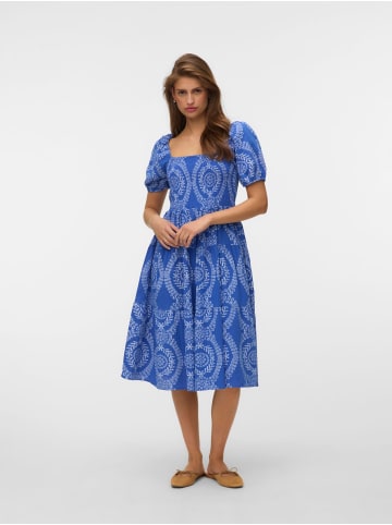 Vero Moda Gesmoktes Kleid in Dazzling Blue