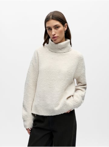 Object Jumper in White Sand