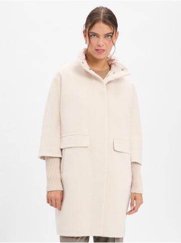 comma Mantel in sand