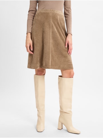 Marie Lund Roeck in taupe