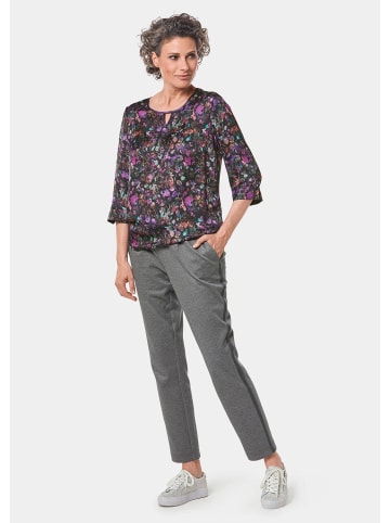 GOLDNER Kurzgröße:  Seidig fließende Druckbluse in schwarz / multicolor