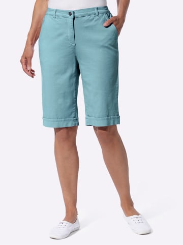 Sieh an! Jeansbermudas in ozean