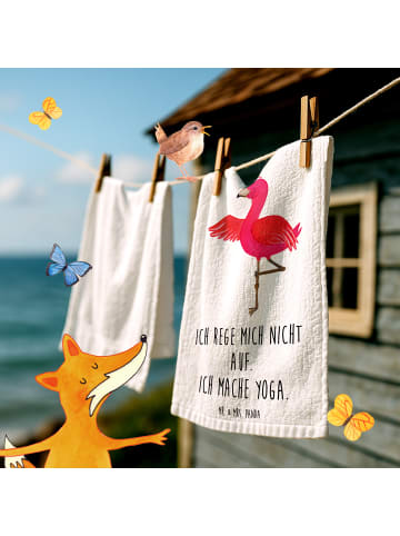 Mr. & Mrs. Panda Frotteehandtuch Flamingo Yoga mit Spruch in Weiß
