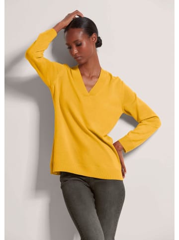 MADELEINE Glattstrick-Pullover mit V-Ausschnitt in goldgelb