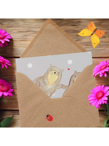 Mr. & Mrs. Panda Grußkarte Otter Hände halten ohne Spruch in Grau Pastell