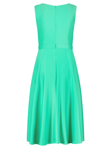 Vera Mont Cocktailkleid mit Wasserfallausschnitt in Bright Fern Green