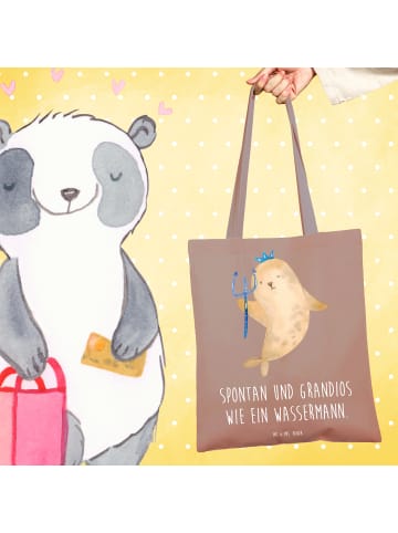 Mr. & Mrs. Panda Tasche Sternzeichen Wassermann mit Spruch in Braun Pastell